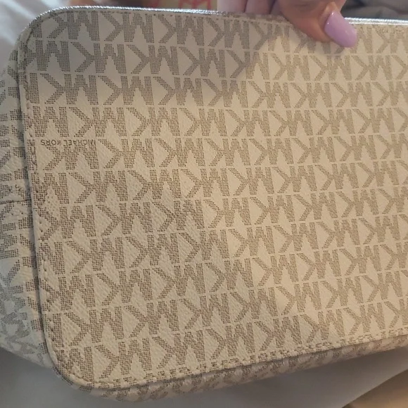 Sold BIG NWT MICHEAL Micheal KORS OF STOCK NWT TRAVEL SIGNATURE JET SET TRAVEL - Picture 14 of 16